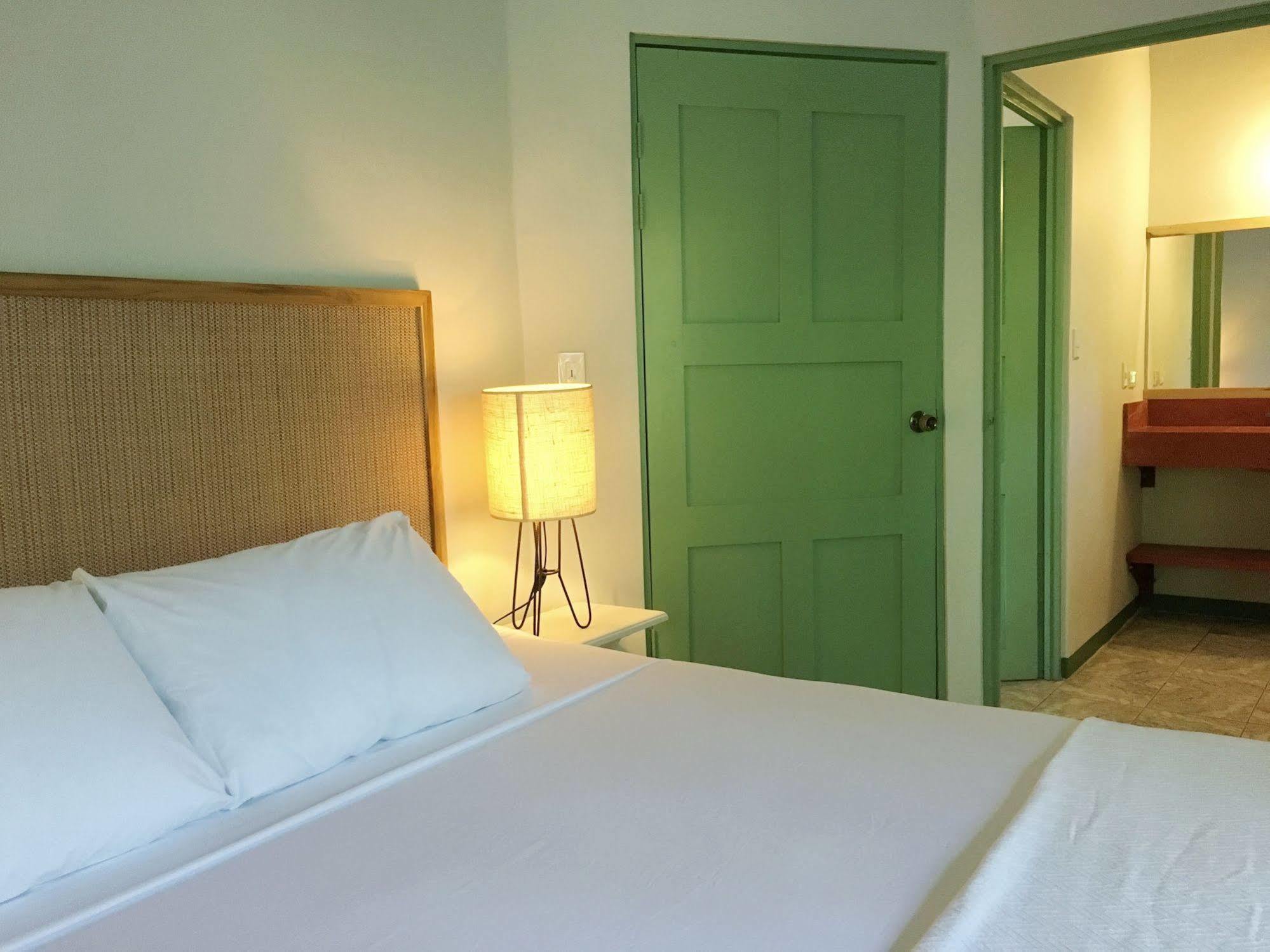 Harbor Reef Hotel 노사라 외부 사진